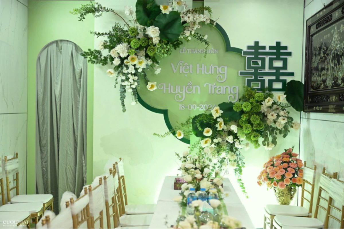 Backdrop lễ gia tiên màu trắng – xanh với hoa sen trắng tinh khôi và lá xanh tươi mát. (Ảnh: TIFF.vn)