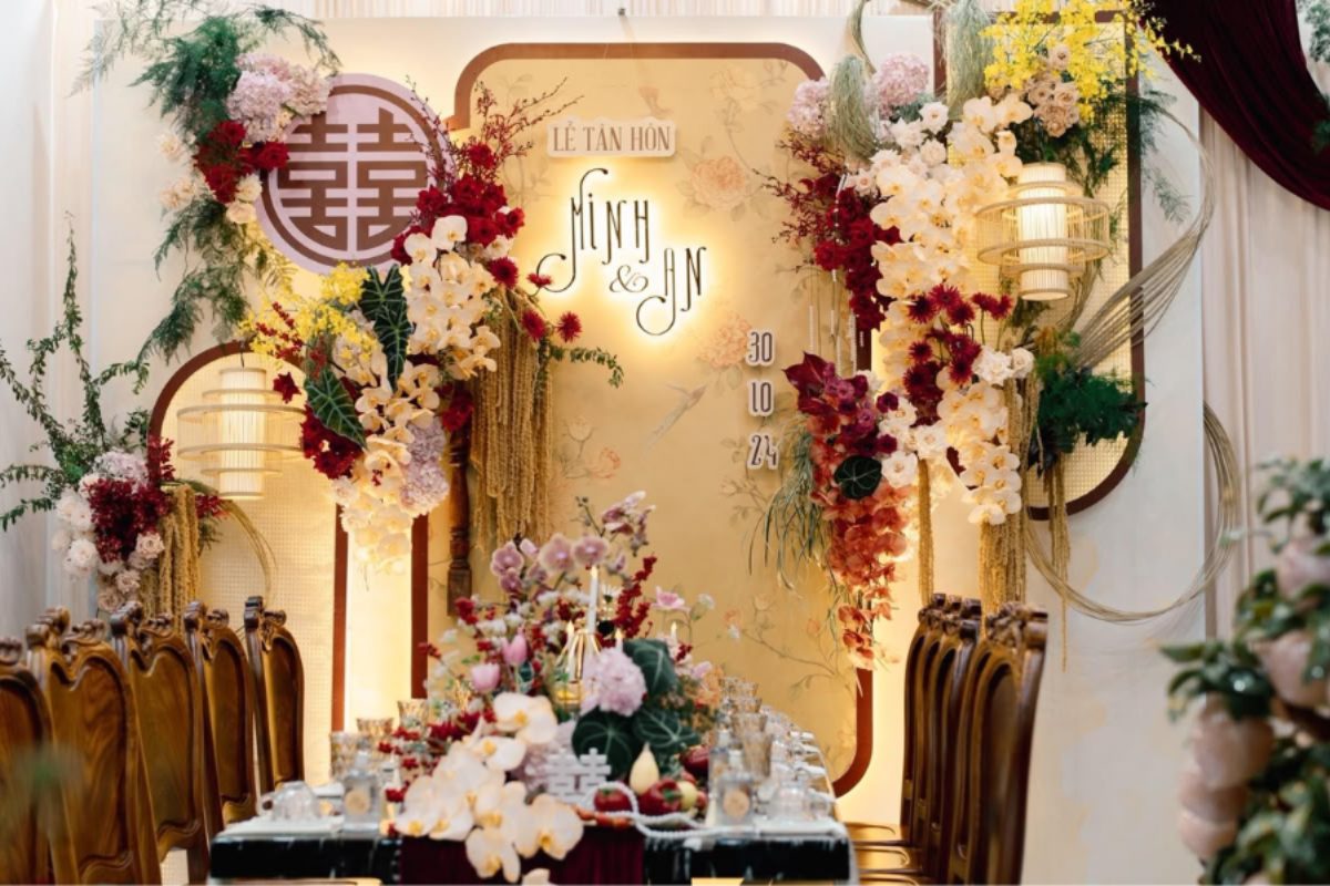 Backdrop lễ gia tiên tone đỏ cam và vàng đồng sang trọng (Ảnh: Sưu tầm)
