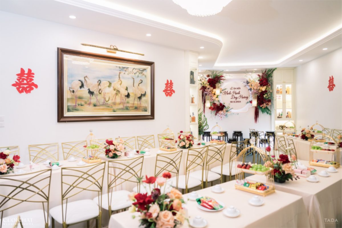 Tone đỏ – be mang đến cảm giác ấm áp, thanh lịch và đầy tinh tế cho không gian gia tiên (Ảnh: TIFF.vn)