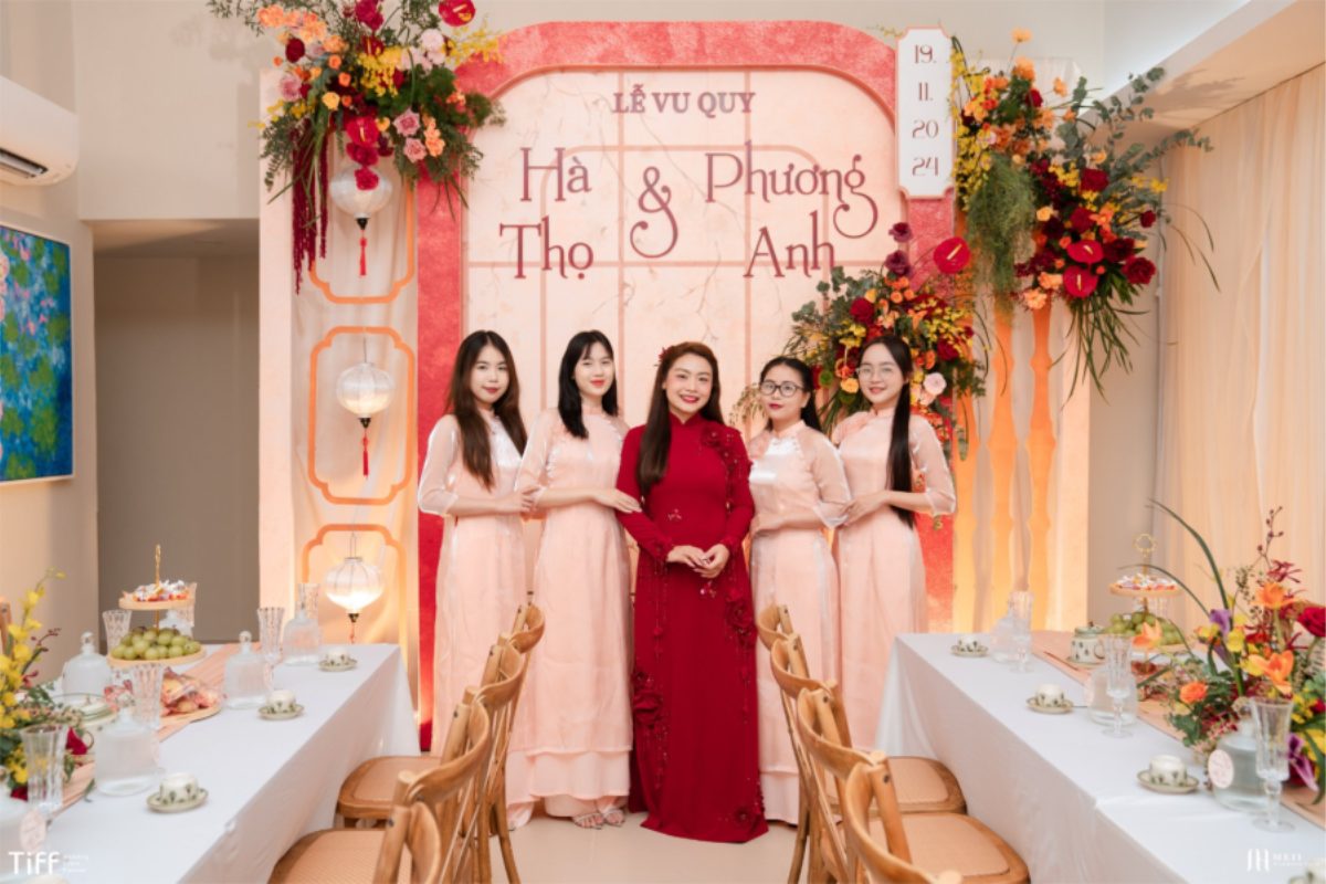 Decor lễ gia tiên tone đỏ cam sang trọng với hoa tươi (Ảnh: TIFF.vn)