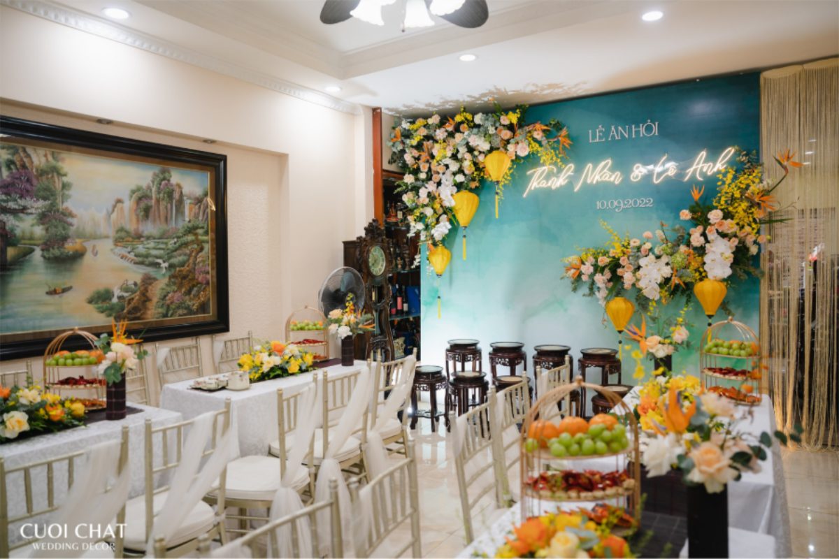 Backdrop gia tiên tone xanh dương và vàng sang trọng (Ảnh: TIFF.vn)