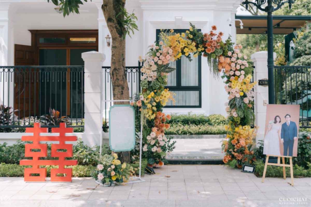 Sự kết hợp giữa hoa vàng và lá xanh tạo nên tổng thể hài hòa, hiện đại (Ảnh: TIFF.vn)