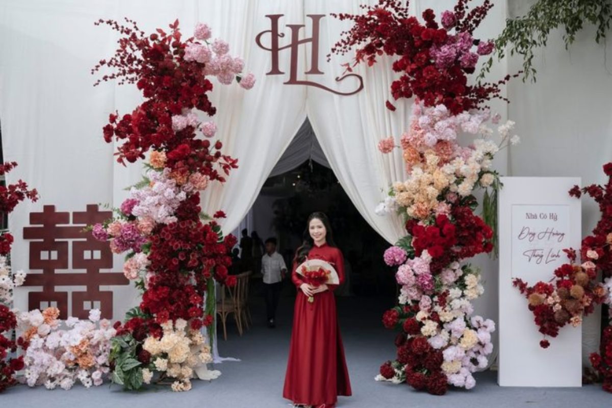 Cổng hoa đỏ - be ấn tượng và lãng mạn trong lễ gia tiên (Ảnh: TIFF.vn)