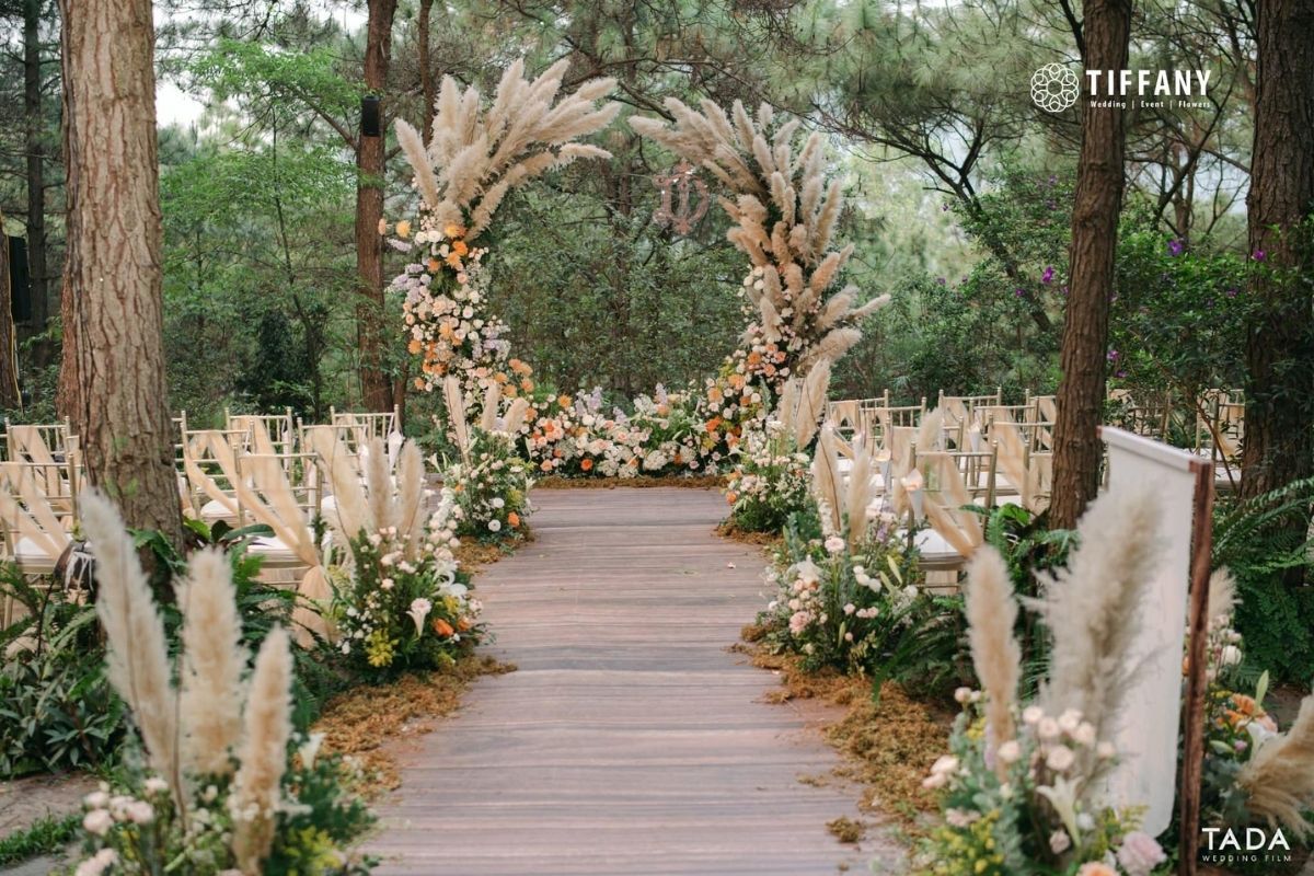 Ảnh Cổng vòm hoa trang trí Destination Wedding (Ảnh: TIFF)