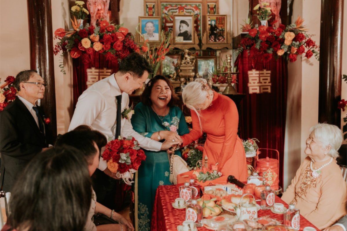 Bàn gia tiên tone đỏ – trắng tượng trưng cho hạnh phúc trọn vẹn và tình yêu viên mãn (Ảnh: TIFF.vn)