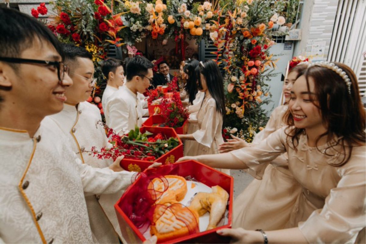Tráp ăn hỏi truyền thống với các lễ vật như trầu cau, bánh phu thê, chè, thể hiện sự thành kính và trân trọng trong nghi lễ cưới hỏi. (Ảnh: TIFF.vn)