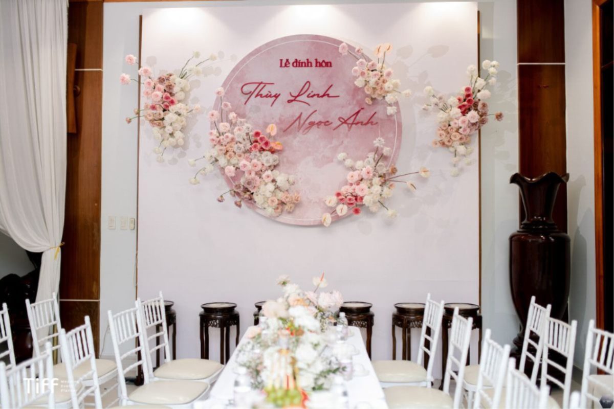 Phông cưới trang trí tone hồng kết hợp đỏ ấm áp và sang trọng, tượng trưng cho tình yêu và may mắn. (Ảnh: TIFF.vn)