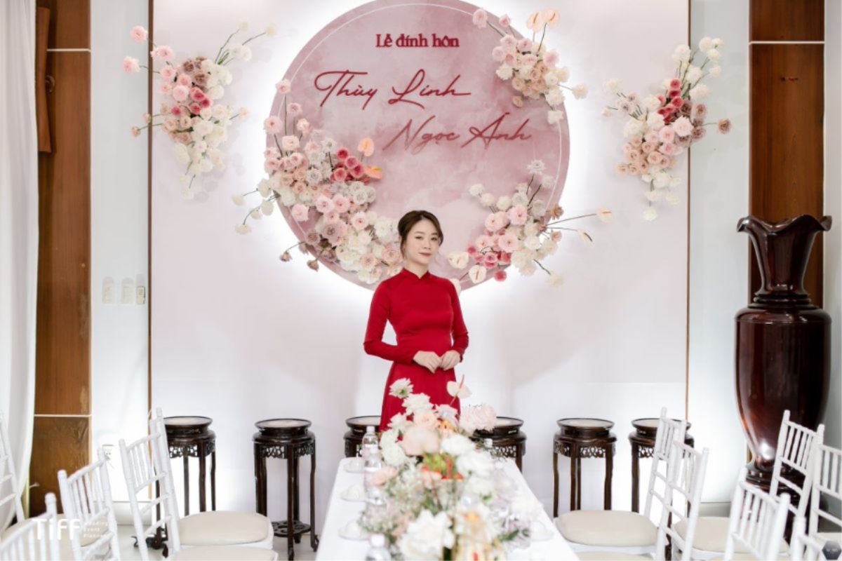 Không gian lễ gia tiên tone hồng pastel kết hợp hoa tươi sang trọng. (Ảnh: TIFF.vn)