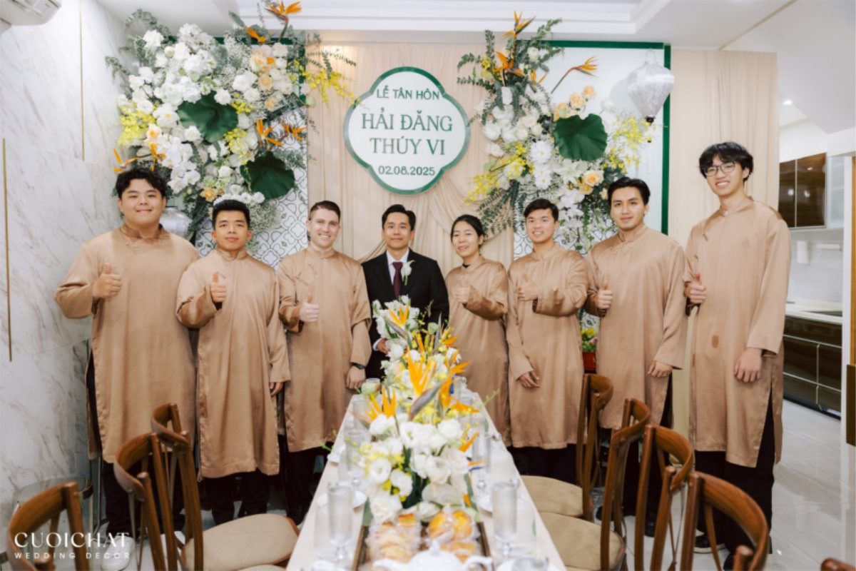 Trang trí bàn gia tiên tone vàng - xanh sang trọng với hoa tươi (Ảnh: TIFF.vn)