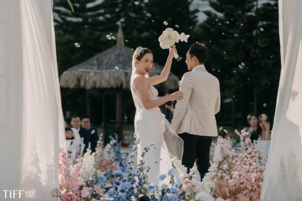 Tiệc cưới trên bãi biển được trang trí nhẹ nhàng với hoa tươi. (Ảnh: TIFF.vn)