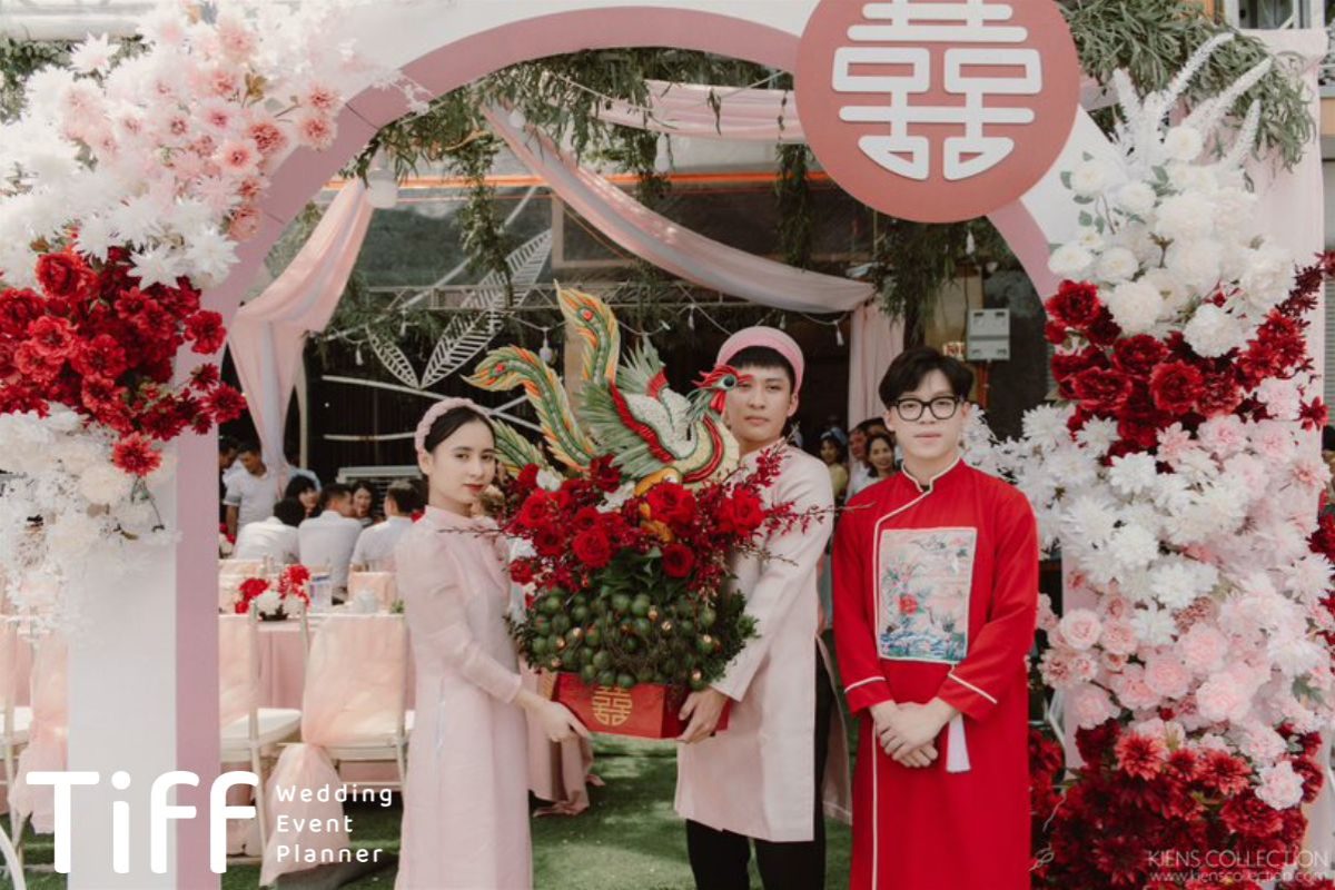 Bộ tráp ăn hỏi được sắp xếp gọn gàng, trang trí đẹp mắt, chuẩn bị cho lễ ăn hỏi truyền thống (Ảnh: TIFF.vn)