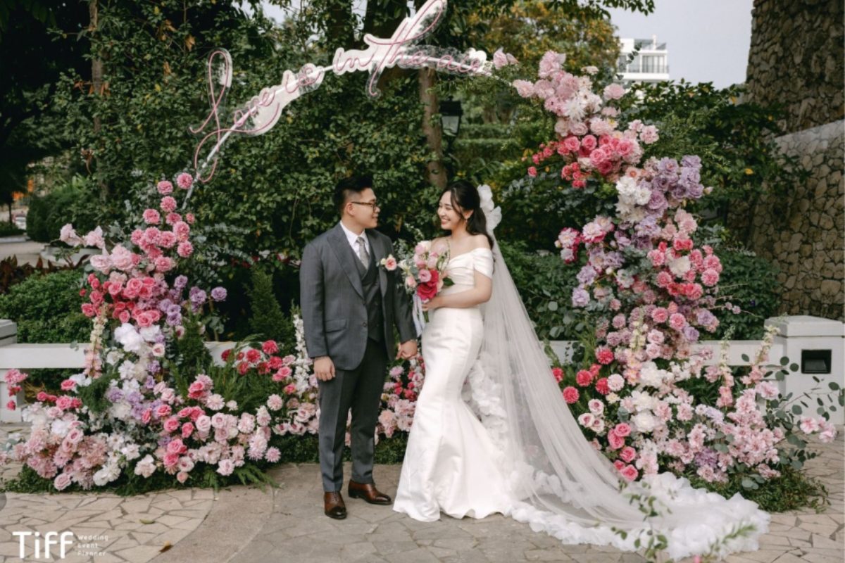 Một lễ cưới sân vườn với khung cổng hoa rực rỡ tại Sheraton Hanoi – Nguyên & Quỳnh Anh. (Ảnh: TIFF.vn) 