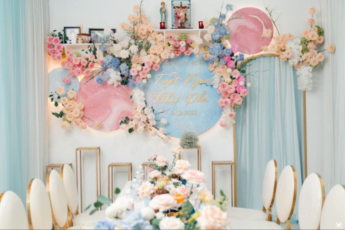 Trang trí gia tiên tone xanh dương và hồng pastel nhẹ nhàng, lãng mạn (Ảnh: Sưu tầm)