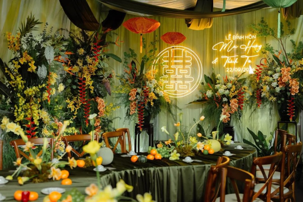Không gian lễ gia tiên mang phong cách hiện đại nhưng vẫn giữ nét truyền thống, với tone chủ đạo vàng – xanh tạo cảm giác ấm áp và trang nhã. (Ảnh: Sưu tầm)