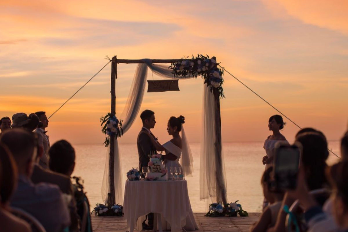Không gian tiệc cưới nhỏ gọn bên bờ biển Đà Nẵng với phong cách decor tinh tế, hòa cùng ánh hoàng hôn lãng mạn (Ảnh: Sưu tầm)