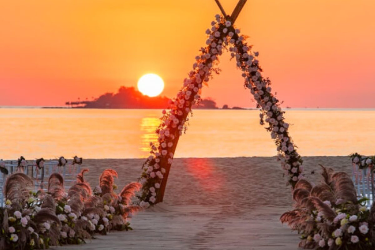 Lễ cưới lãng mạn giữa nắng chiều hoàng hôn tại Fusion Phu Quoc Resort (Ảnh: Sưu tầm)
