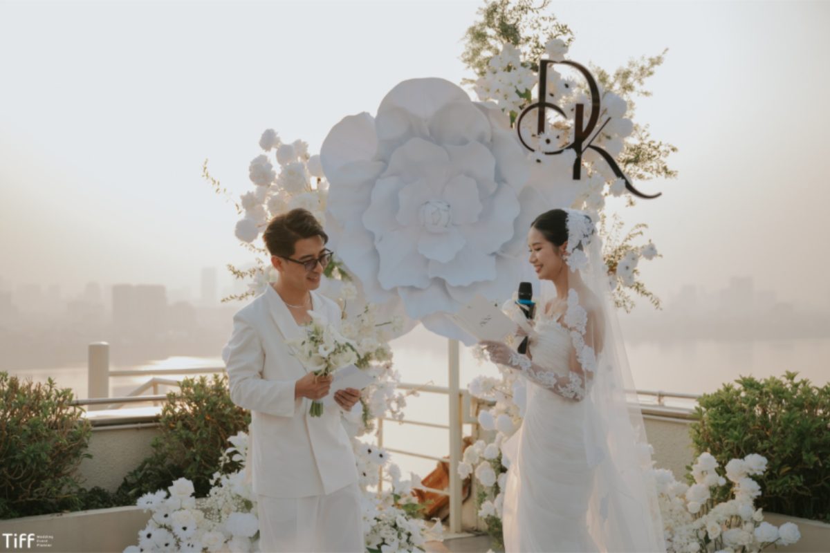 Phan Đức & Ngọc Khánh trao nhau lời thề nguyện giữa khung cảnh lãng mạn của buổi chiều hoàng hôn tại Pan Pacific. (Ảnh: TIFF.vn)