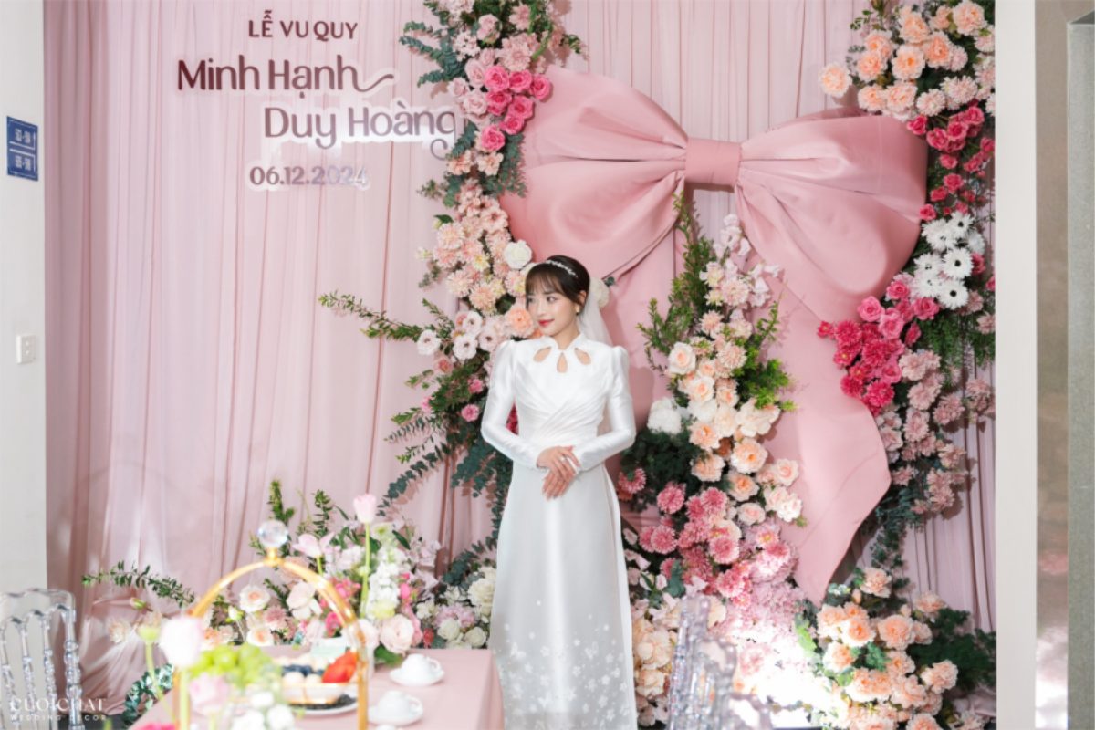 Cô dâu rạng rỡ trong không gian trang trí tone hồng ngọt ngào, toát lên vẻ đẹp nữ tính và đầy lãng mạn. (Ảnh: TIFF.vn)