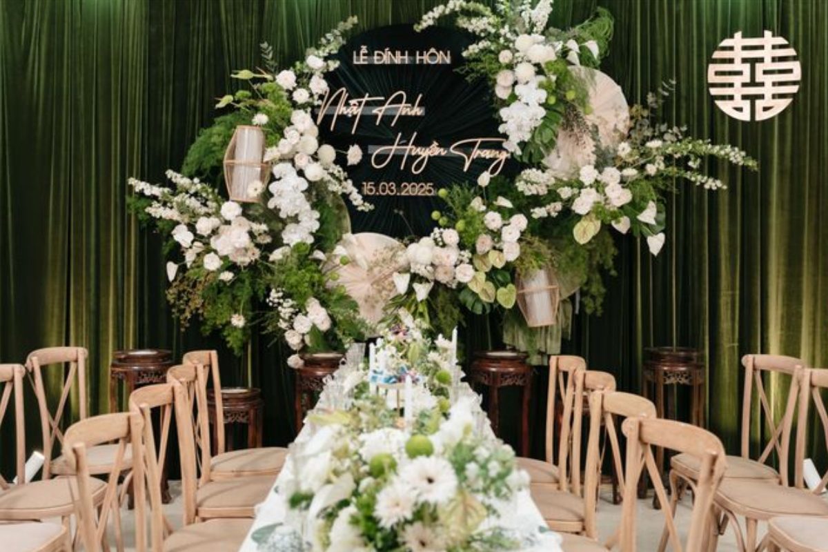 Backdrop xanh điểm hoa trắng tạo không gian cưới dịu dàng, thanh thoát và đầy sức sống. (Ảnh: Sưu tầm)