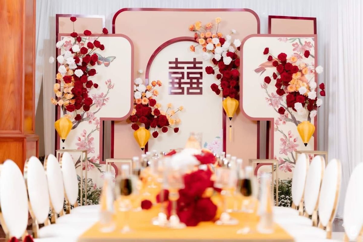 Không gian lễ cưới đỏ-be tinh tế, hoa hồng đỏ, trắng, cam nhạt điểm xuyết đèn lồng vàng. (Ảnh: Sưu tầm)