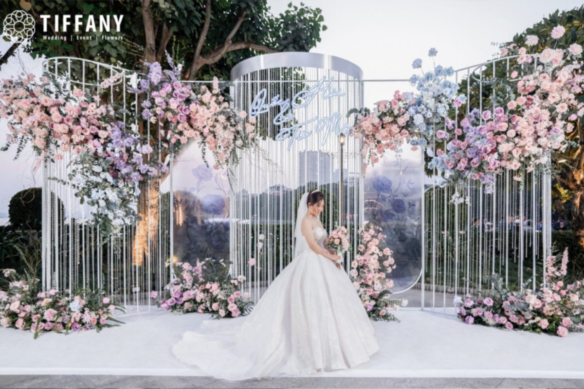 Lễ cưới Trà My & Quốc Hải tại Sen Star Palace với backdrop pha lê và hoa pastel lãng mạn. (Ảnh: TIFF.vn) 