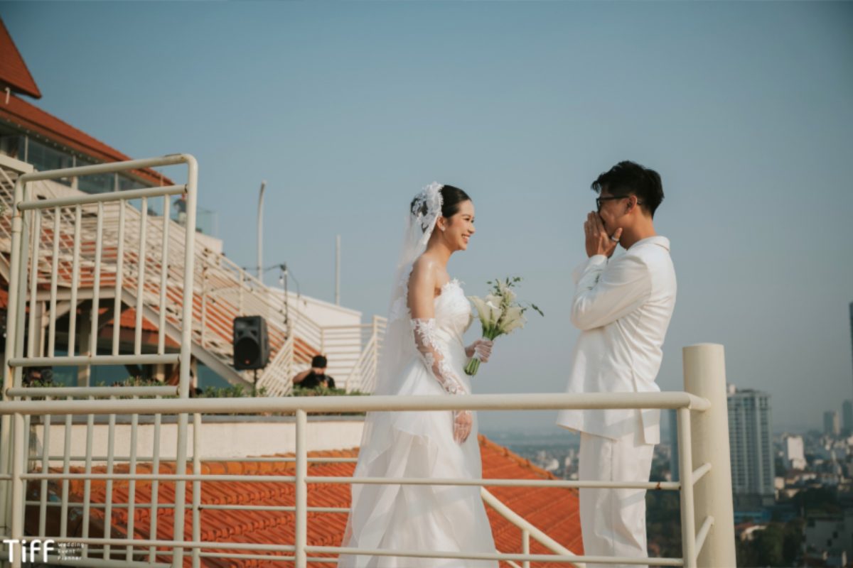 Khoảnh khắc nhìn thấy cô dâu, Phan Đức không giấu nổi sự vỡ òa trong cảm xúc. (Ảnh: TIFF.vn) 