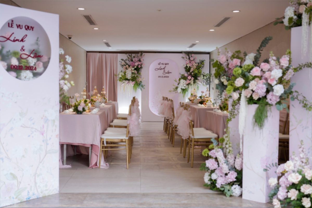 Backdrop cưới tone hồng kết hợp hoa tươi và lá xanh mang đến vẻ đẹp hài hòa, vừa ngọt ngào vừa tươi mát, tạo điểm nhấn tinh tế cho không gian lễ cưới. (Ảnh: TIFF.vn)