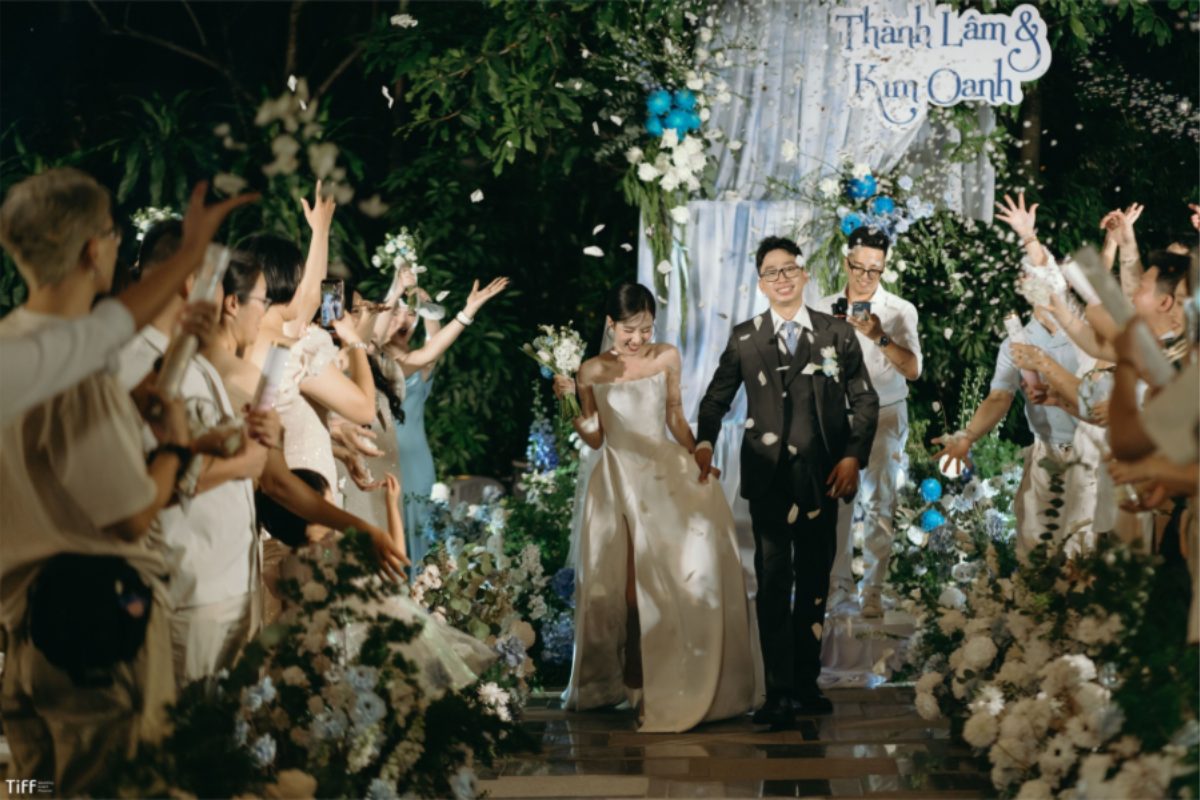 Lễ cưới Thành Lâm & Kim Oanh với concept Cascade of Love, gam màu xanh – trắng tinh khôi. (Ảnh: TIFF.vn)  