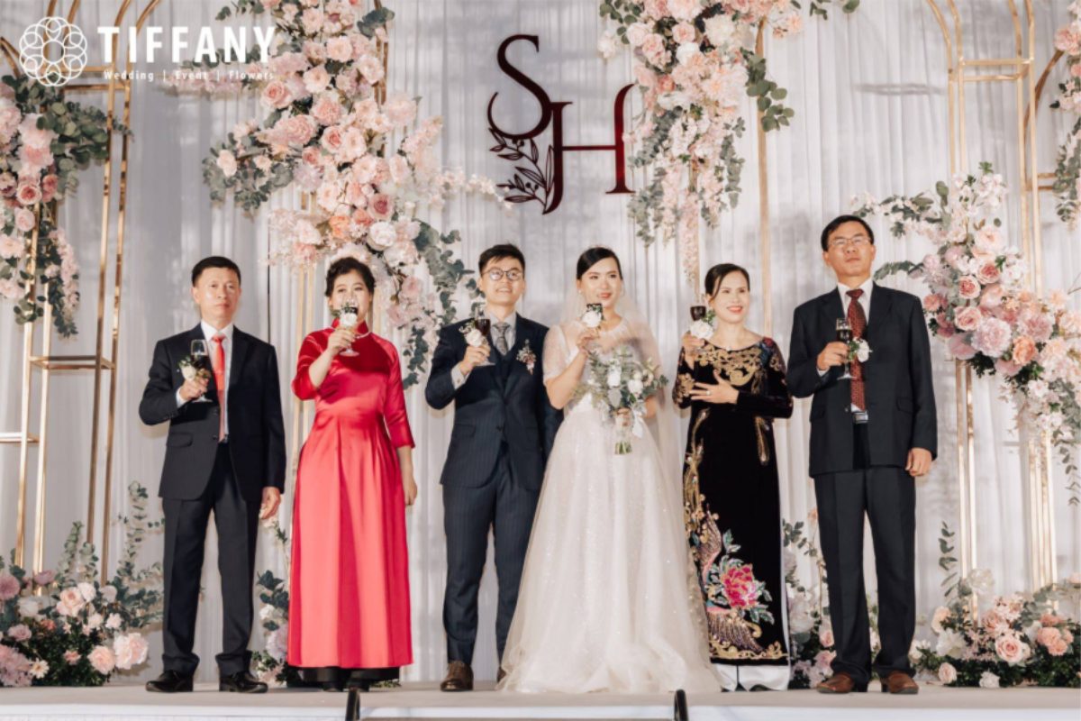 Cặp đôi Đình San & Hải Hiền cùng gia đình nâng ly trong lễ cưới sắc hồng lãng mạn tại Hanoi Daewoo (Ảnh: TIFF.vn) 