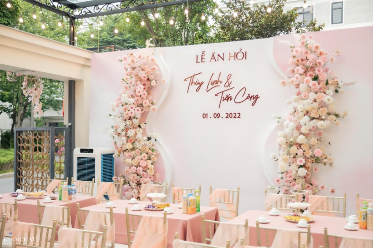 Backdrop cưới tone hồng pastel được trang trí tinh khôi và lãng mạn, tạo nên phông nền ngọt ngào cho ngày trọng đại. (Ảnh: TIFF.vn)