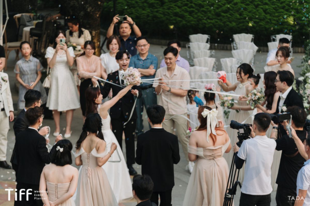 Khách mời tại tiệc cưới ngoài trời được chuẩn bị đầy đủ tiện nghi với ghế ngồi chắc chắn, quạt mát và lối đi thông thoáng (Ảnh: TIFF.vn) 