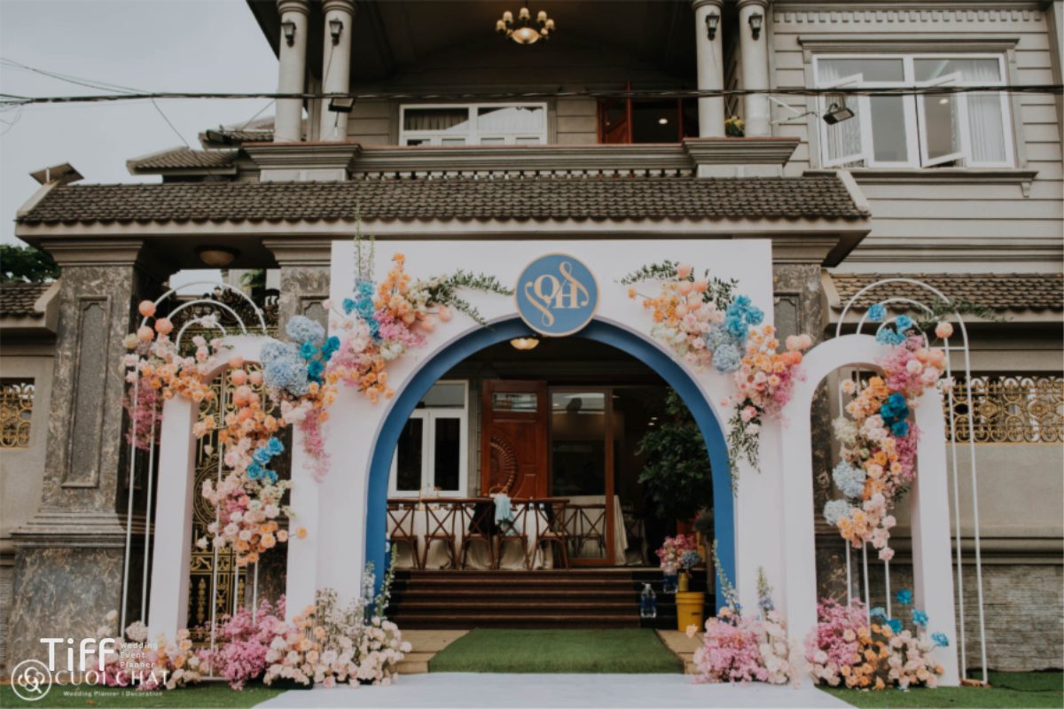 Lễ gia tiên trang trí tone xanh dương pastel kết hợp hoa tươi nhiều màu trước cổng nhà sang trọng. (Ảnh: TIFF.vn)