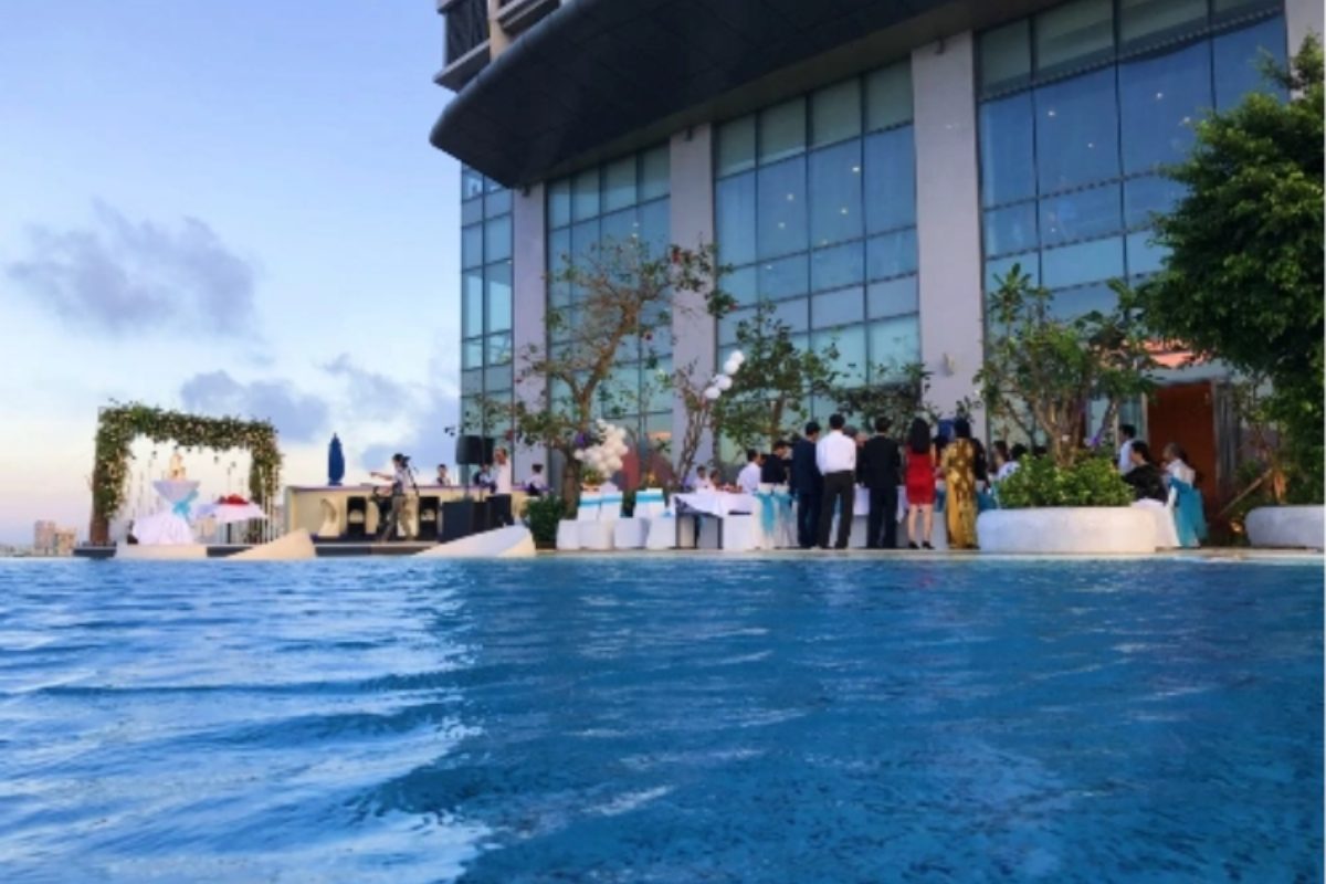 Tiệc cưới ngoài trời tại Novotel Danang Premier Han River, view sông Hàn tuyệt đẹp (Ảnh: Sưu tầm)