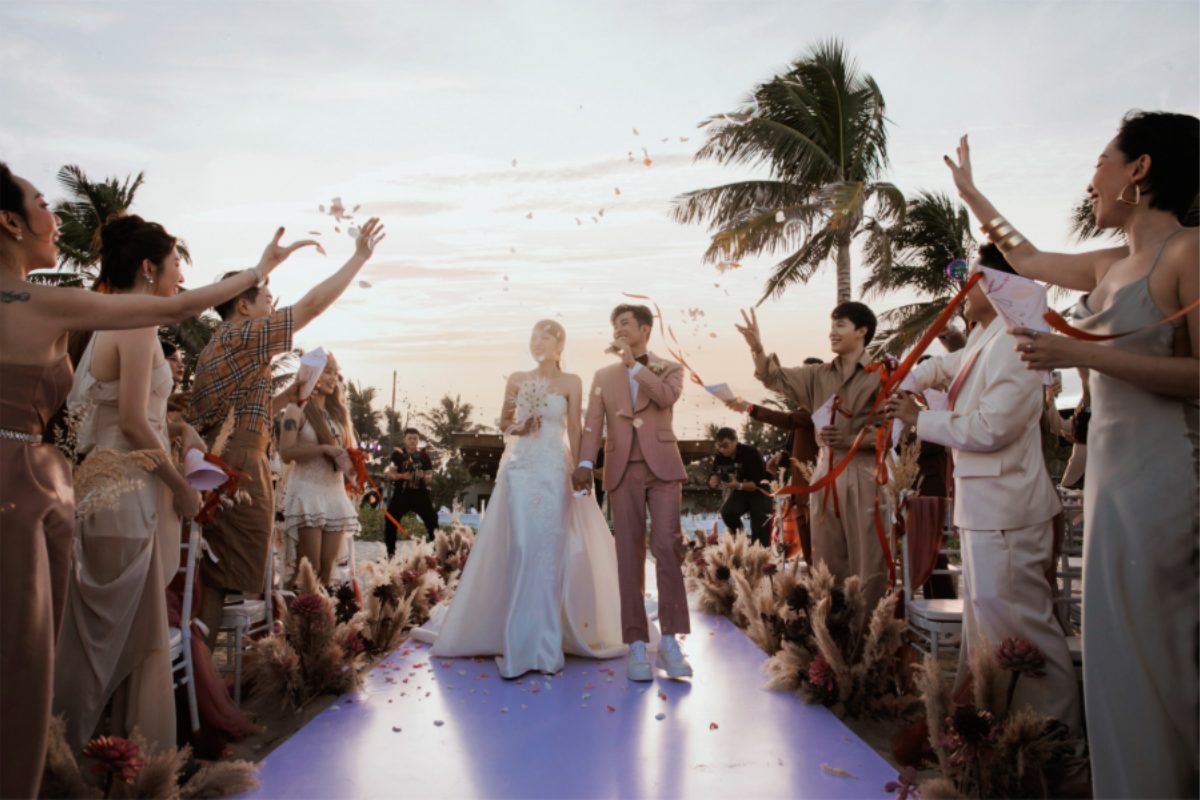 Cặp đôi bước đi trên lối hoa dẫn ra lễ cưới bên bờ biển Alma Resort Cam Ranh. (Ảnh: Sưu tầm)