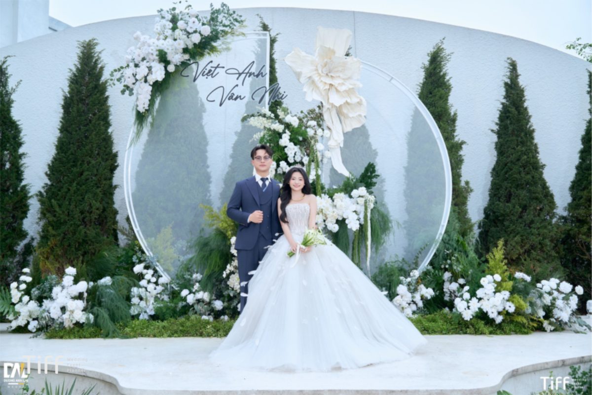 Tiệc cưới ngoài trời tại Sen Star Palace với tông trắng – xanh thanh lịch của Việt Anh & Vân Nhi. (Ảnh: TIFF.vn) 