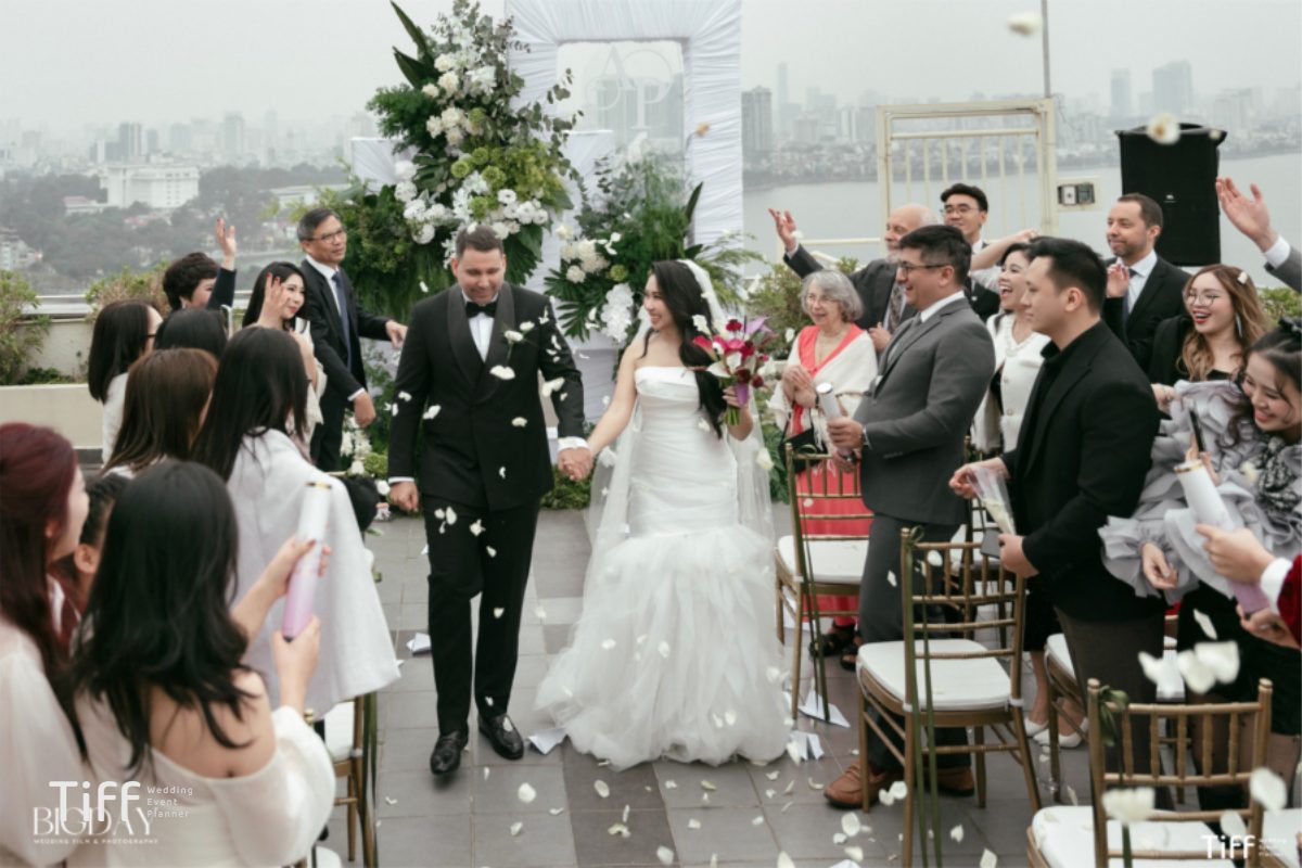 Tay trong tay, Linh Phương và Alex tiến vào lễ đường, giữa sự chúc phúc và ánh nhìn đầy yêu thương của quan khách. (Ảnh: TIFF.vn)