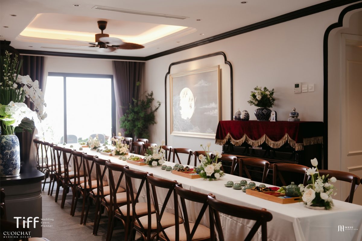 Không gian lễ gia tiên được trang trí trang nghiêm nhưng vẫn hài hòa, tươi mới với hoa trắng và lá xanh điểm xuyết tinh tế. (Ảnh: TIFF.vn)