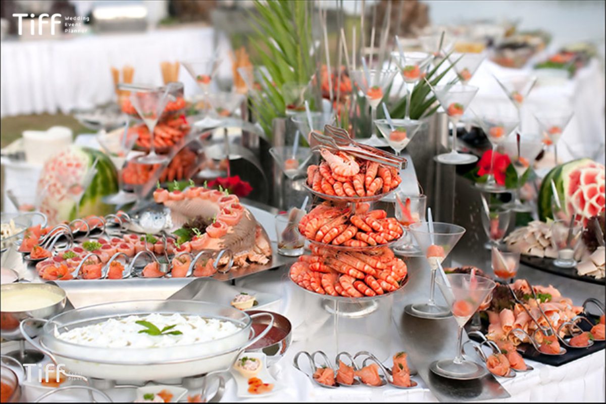 Khu vực buffet ngoài trời được che chắn và bảo quản vệ sinh nghiêm ngặt, đảm bảo an toàn thực phẩm cho tiệc cưới (Ảnh: Sưu tầm) 