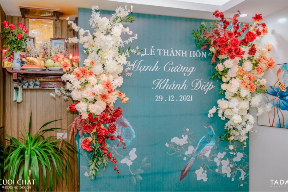 Lễ gia tiên trang trí tone xanh dương với hoa tươi trắng và đỏ cam nổi bật tạo không gian ấm cúng và hiện đại. (Ảnh: TIFF.vn)