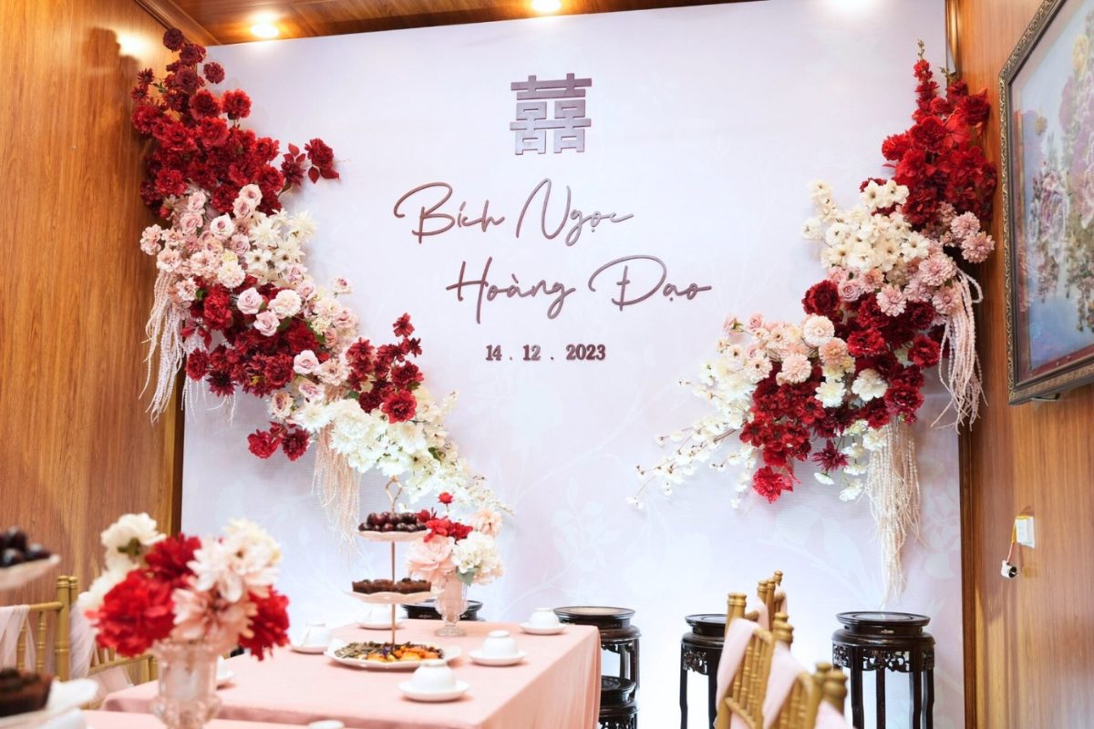 Backdrop đỏ – trắng trang nhã, tạo điểm nhấn rực rỡ nhưng vẫn thanh lịch cho không gian lễ cưới. (Ảnh: TIFF.vn)
