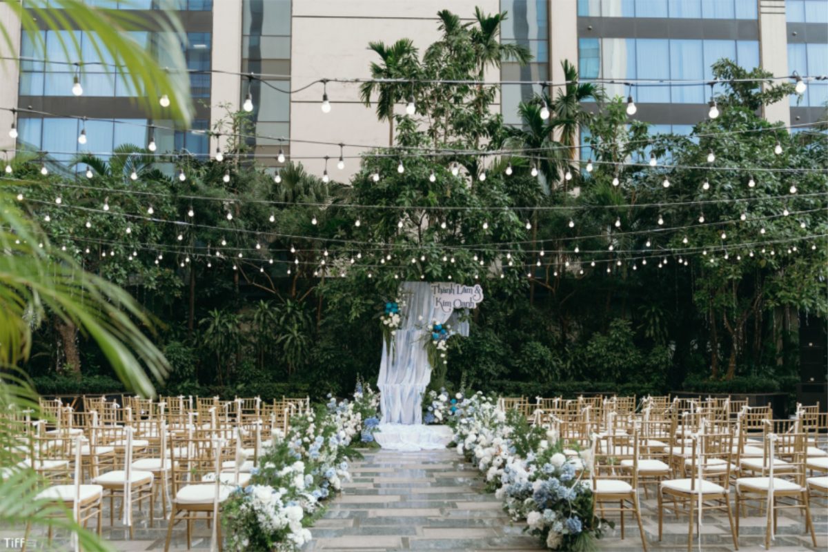Không gian cưới Modern Garden tại Sheraton Hanoi West, hòa quyện thiên nhiên xanh mát và decor hiện đại. (Ảnh: TIFF.vn) 