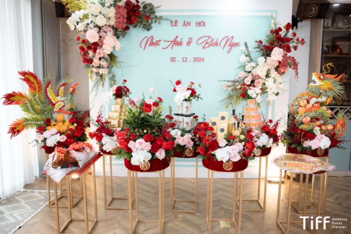 Bộ tráp ăn hỏi 9 tráp với trầu cau, rượu thuốc, bánh phu thê, xôi gấc, lợn sữa quay, chè, hạt sen và hoa quả (Ảnh: TIFF.vn)