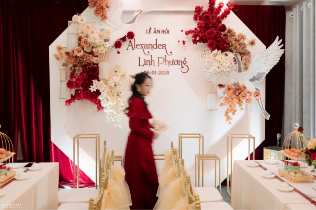 Hoa đỏ thắm điểm trên nền be dịu nhẹ tạo điểm nhấn tinh tế và tràn đầy cảm xúc (Ảnh: TIFF.vn)