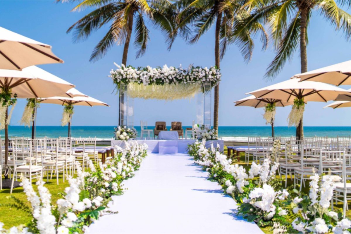 Không gian tiệc cưới ven biển tại Hyatt Regency Danang với view hướng thẳng ra bãi biển Non Nước. (Ảnh: Sưu tầm)