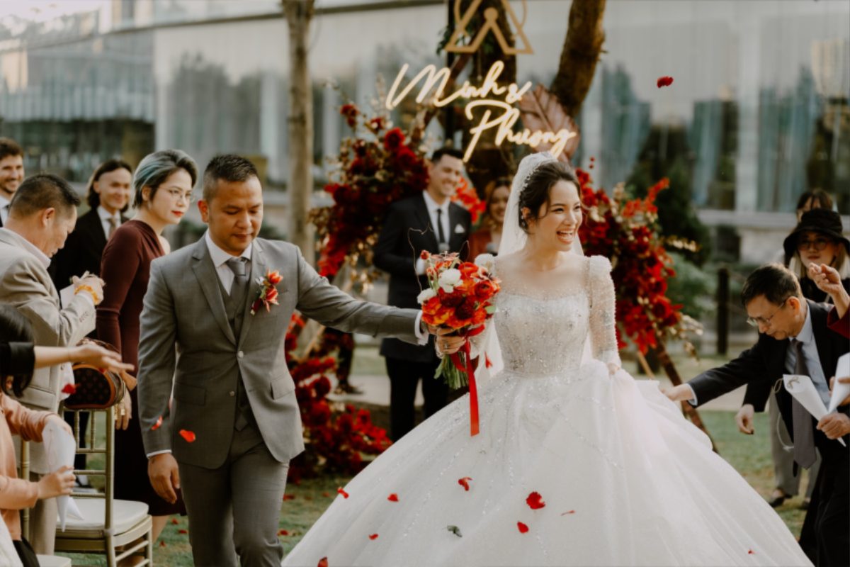 Lễ cưới ngoài trời của Minh & Phương tại JW Marriott mang phong cách Modern Luxury, kết hợp sắc đỏ & ánh bạc và hoa tươi nổi bật. (Ảnh: TIFF.vn) 