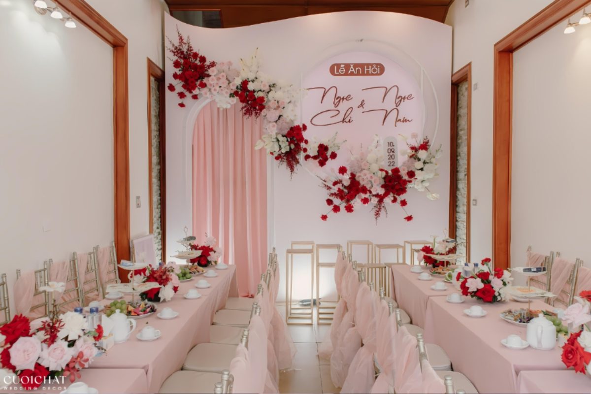 Mẫu trang trí lễ gia tiên với backdrop hồng nhạt, điểm xuyết hoa tinh tế, mang đến vẻ đẹp vừa thanh lịch vừa độc đáo. (Ảnh: Sưu tầm)