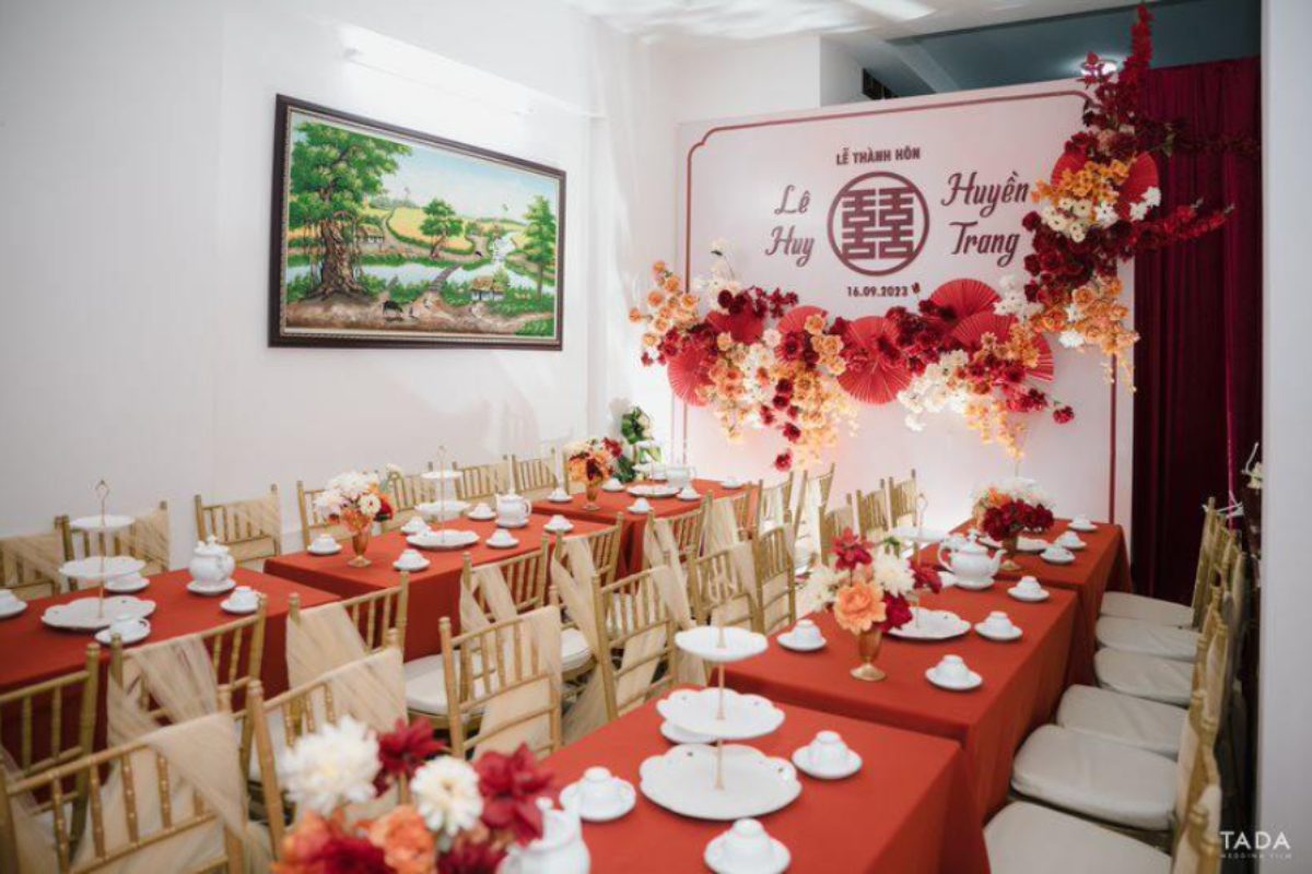 Bố trí ghế hay tách chén màu trắng trong lễ gia tiên trên nền vải đen xen hoa cam và trắng tạo sự bắt mắt (Ảnh: TIFF.vn)