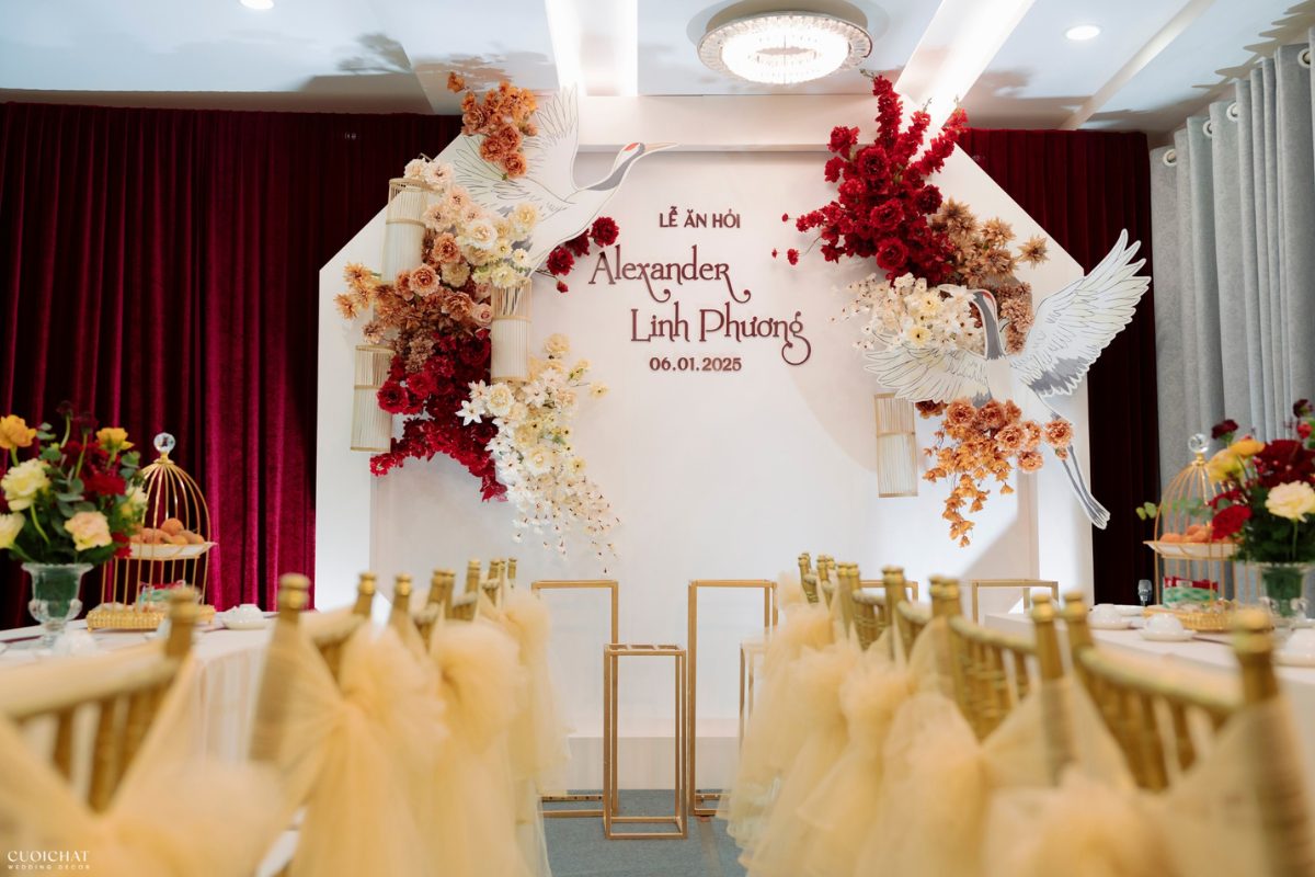 Backdrop tone đỏ – trắng nổi bật và tinh tế, tạo không gian lễ cưới vừa rực rỡ vừa thanh lịch. (Ảnh: Sưu tầm)