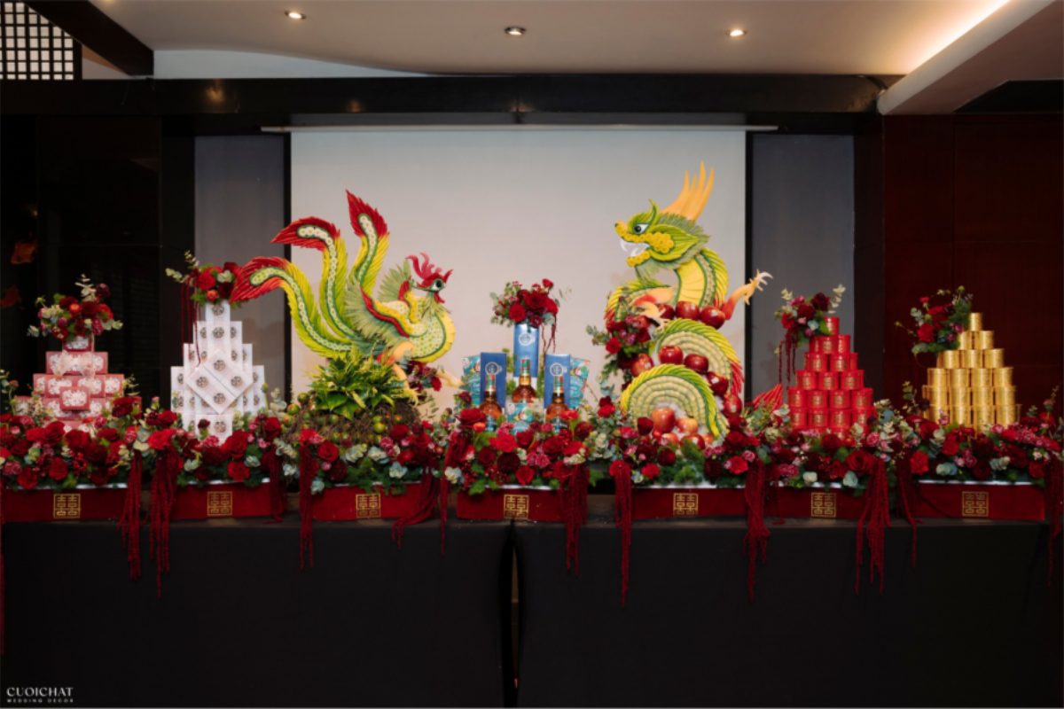 Tráp trầu cau tinh xảo với họa tiết rồng phượng, làm nổi bật nghi lễ cưới. (Ảnh: TIFF.vn)