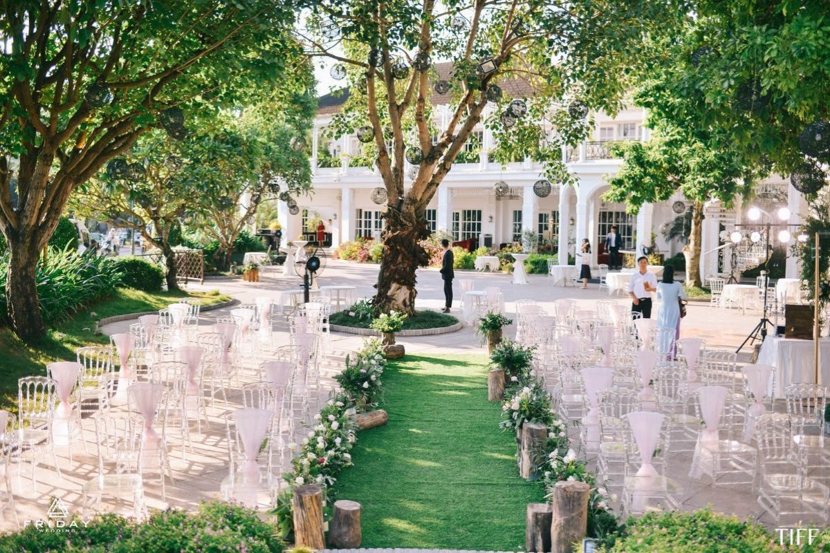 Khu vườn tại Sen Star Palace được trang trí với tông trắng – xanh chủ đạo, mang lại cảm giác thoáng đãng và cực kỳ “ăn ảnh”. (Ảnh: TIFF.vn) 